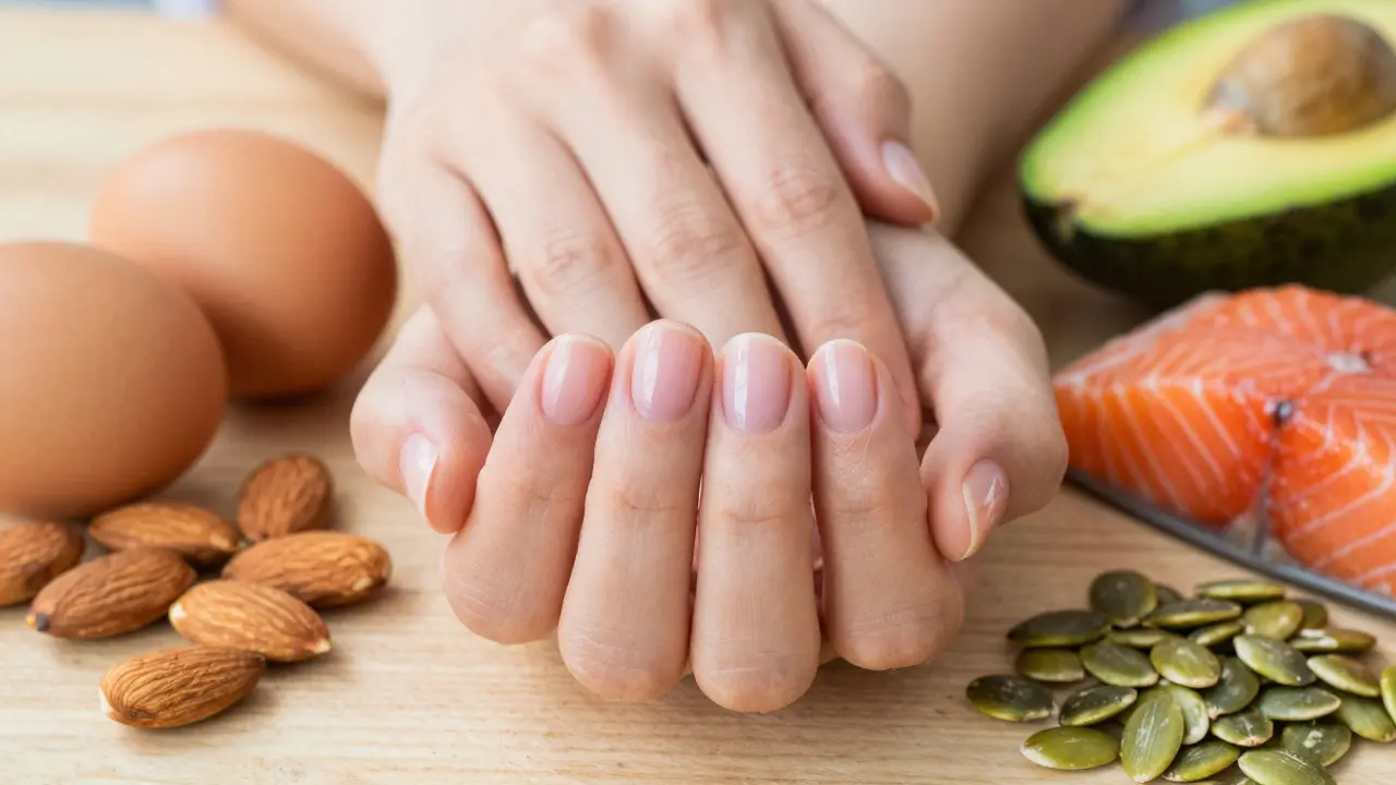 Co vyživuje nehty? Skutečné zdroje silných a zdravých nehtů