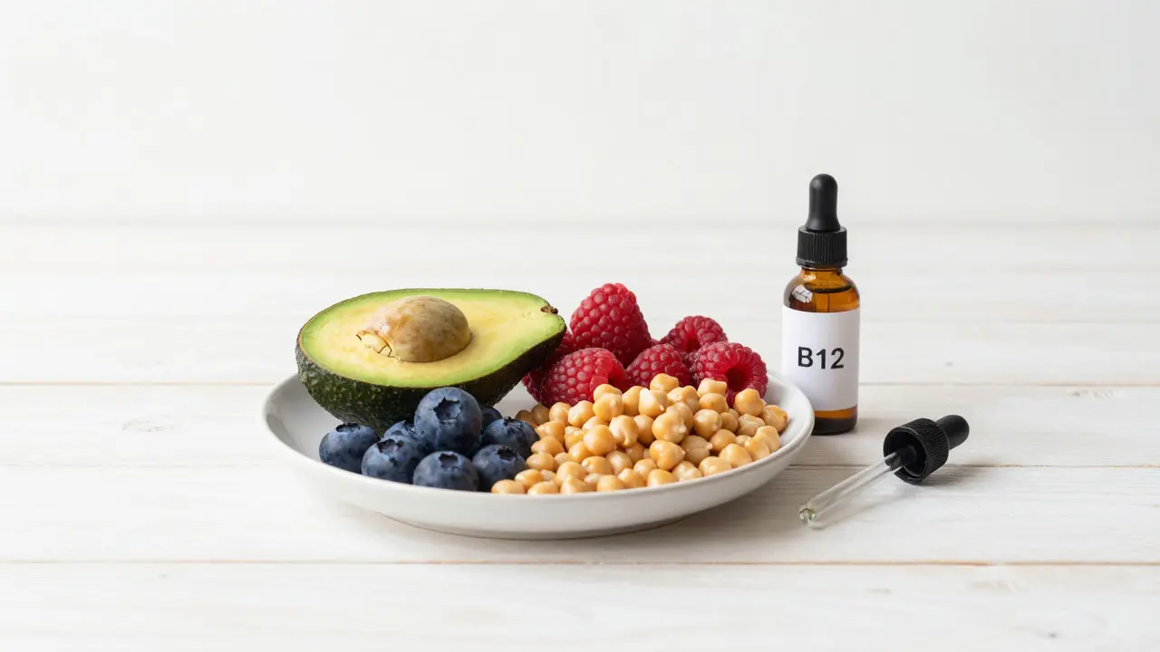 Veganská jídla a kapky vitamínu B12 na světlém dřevěném stole.